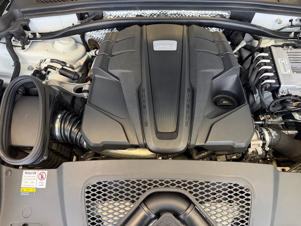 Certified 2023 Porsche Macan S AWD/4WD image 28