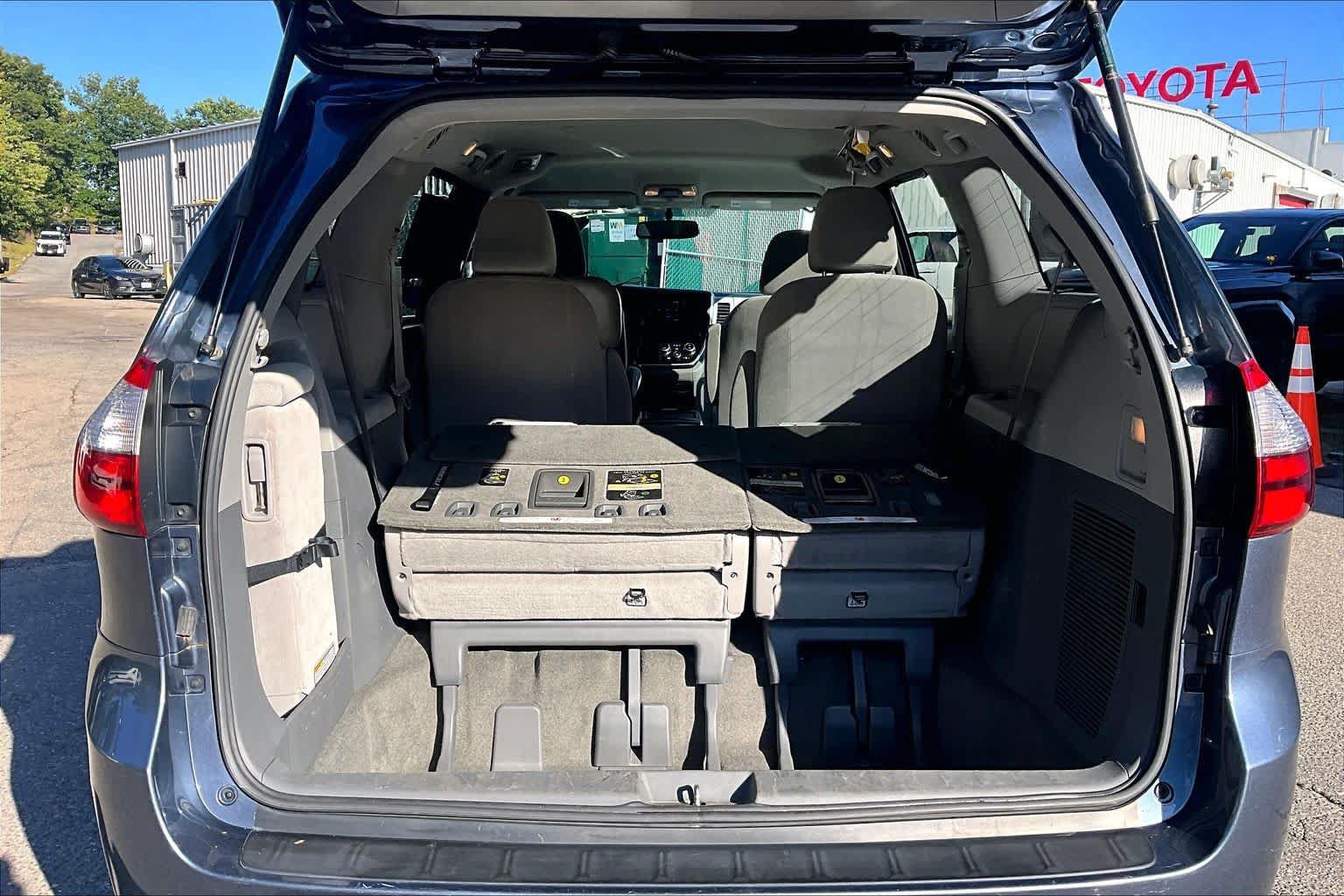 Used 2017 Toyota Sienna LE FWD image 30