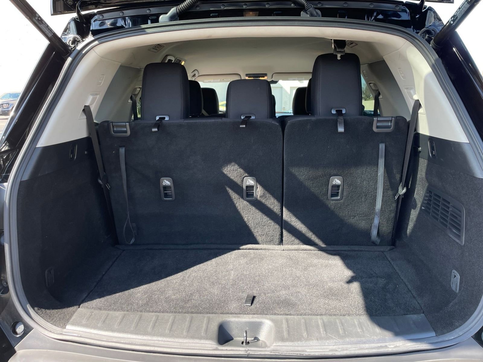 Used 2025 Nissan Pathfinder SV FWD image 34
