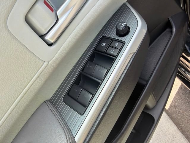 Used 2025 Toyota Sienna XLE FWD image 19
