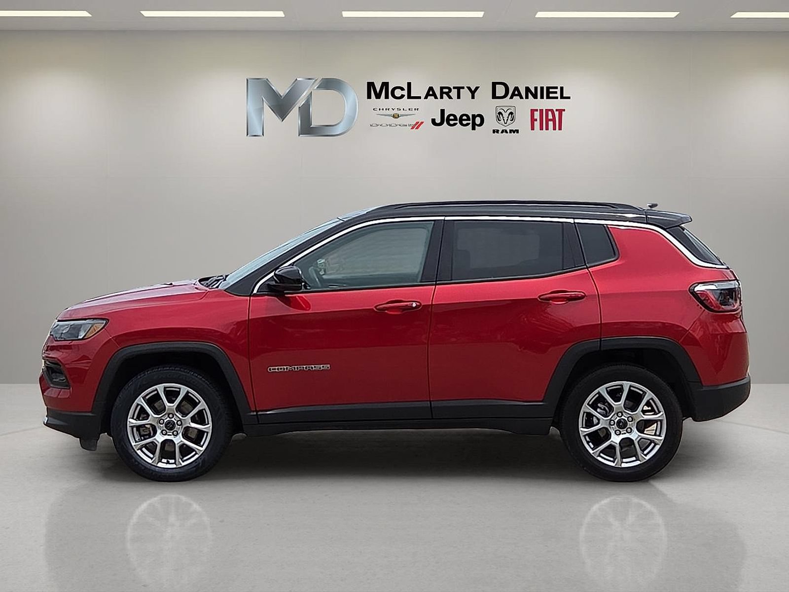 Used 2025 Jeep Compass Limited AWD/4WD image 3