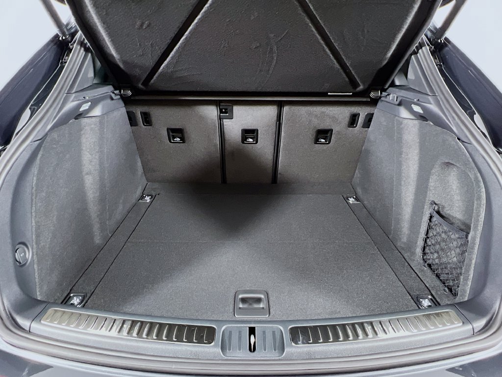 Certified 2026 Porsche Macan Turbo AWD/4WD image 28