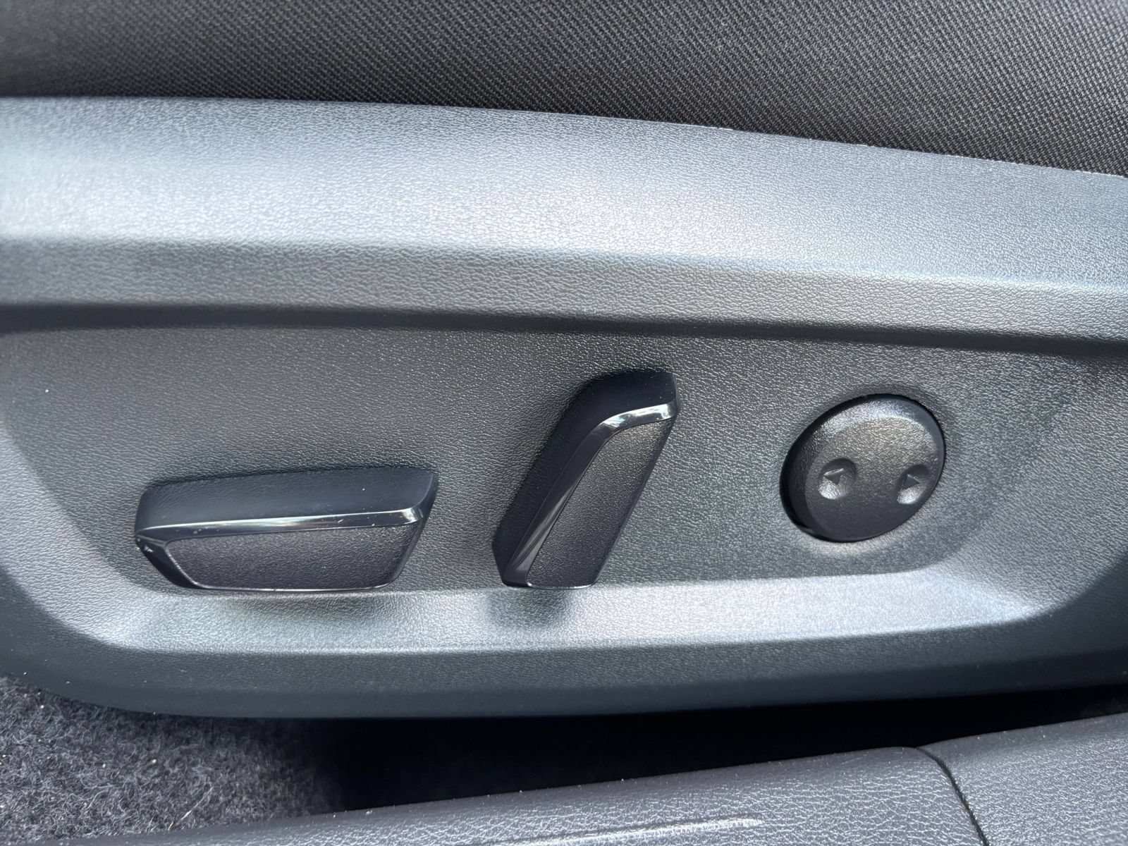 Used 2025 Nissan Rogue SV FWD image 21