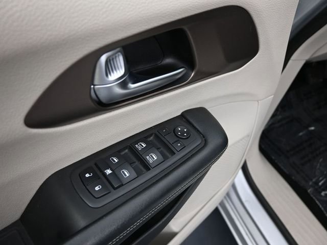 Used 2023 Chrysler Voyager LX FWD image 13