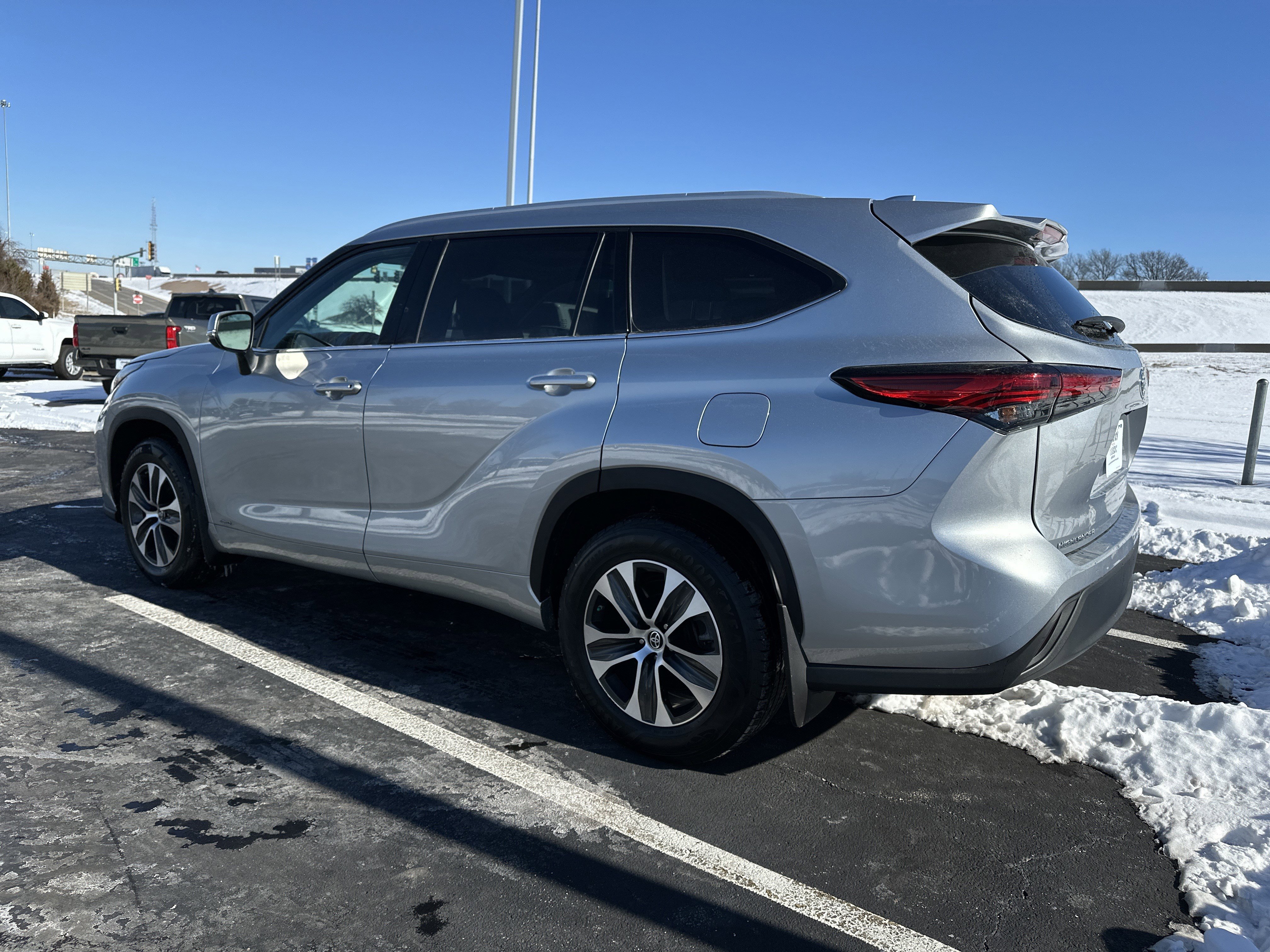 Used 2022 Toyota Highlander XLE image 8