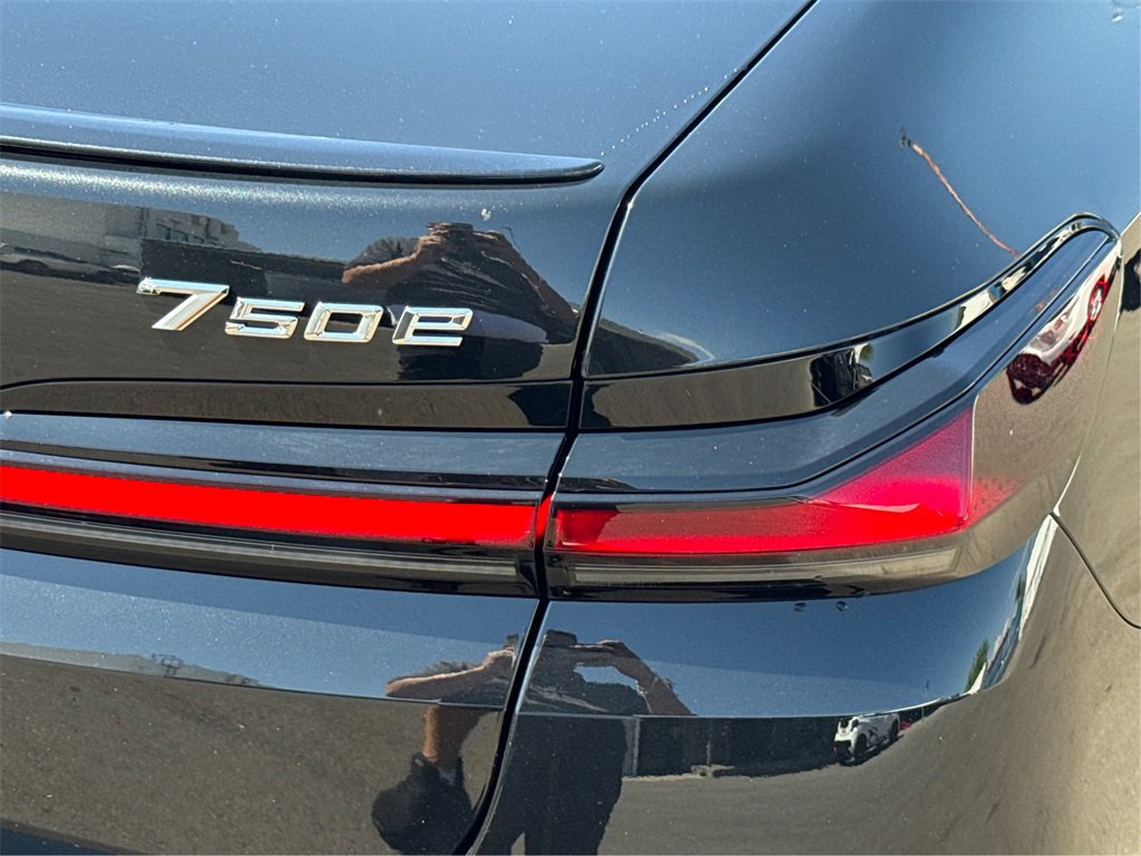 New 2026 BMW 750e xDrive image 17