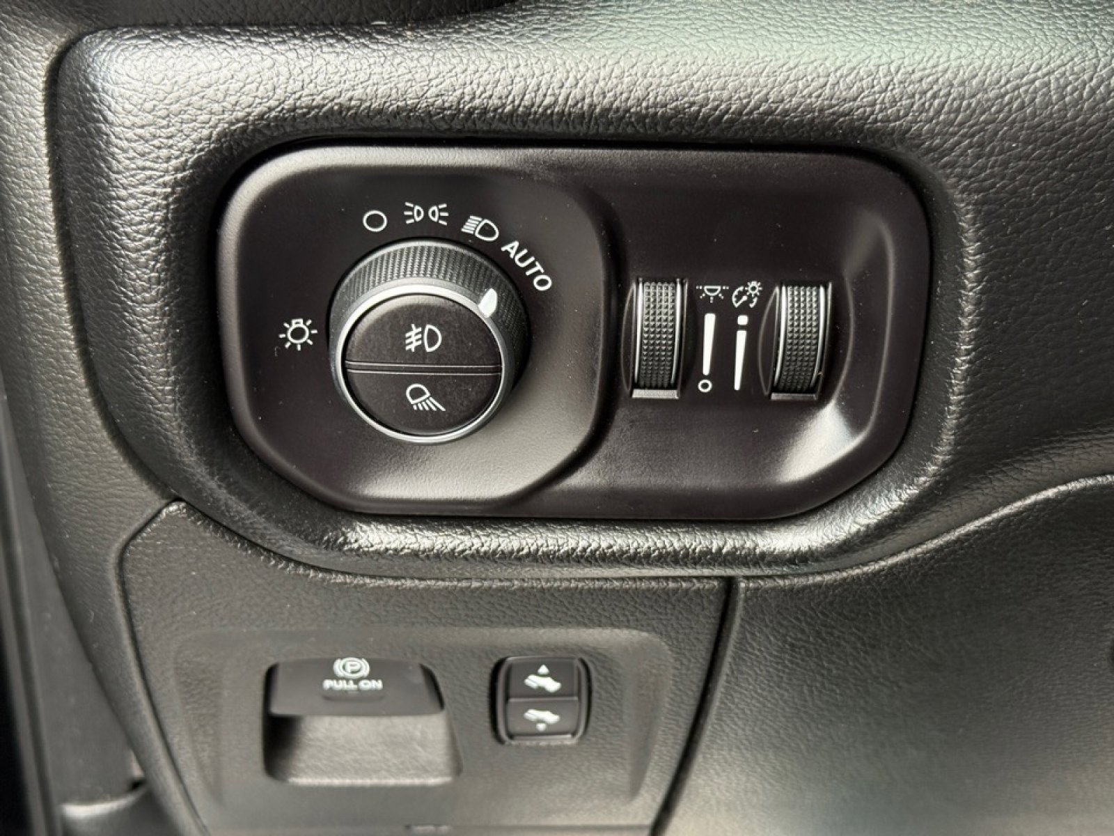 Used 2019 RAM 1500 Laramie image 32