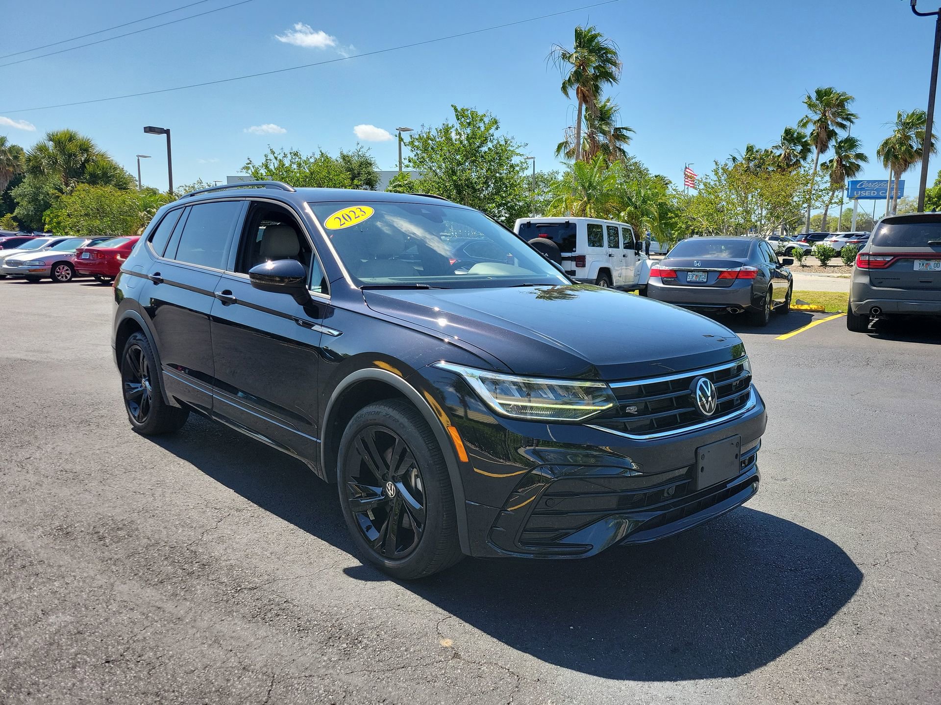 Used 2023 Volkswagen Tiguan SE R-Line AWD/4WD image 2