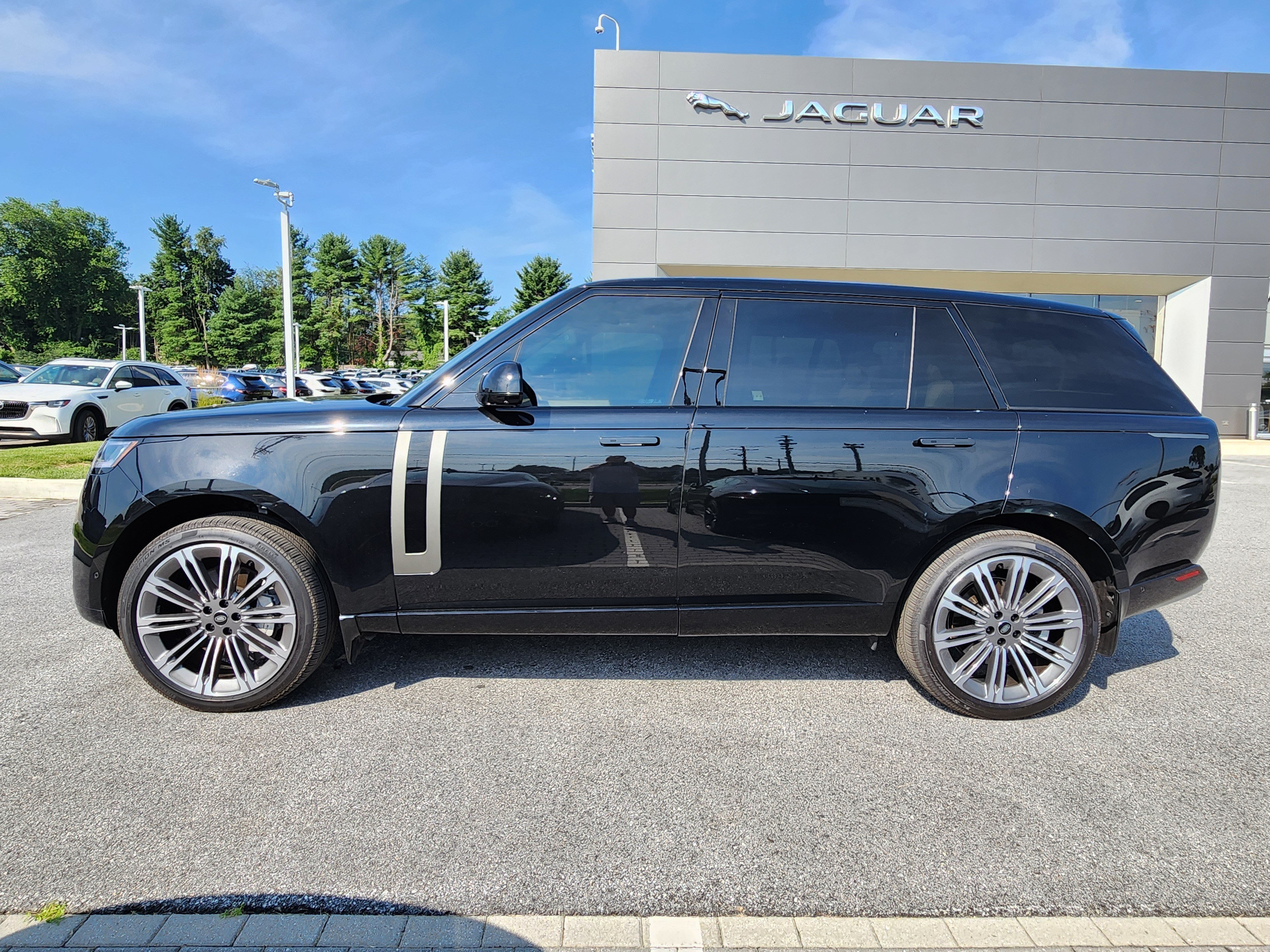 Certified 2025 Land Rover Range Rover Long Wheelbase SE AWD/4WD image 5