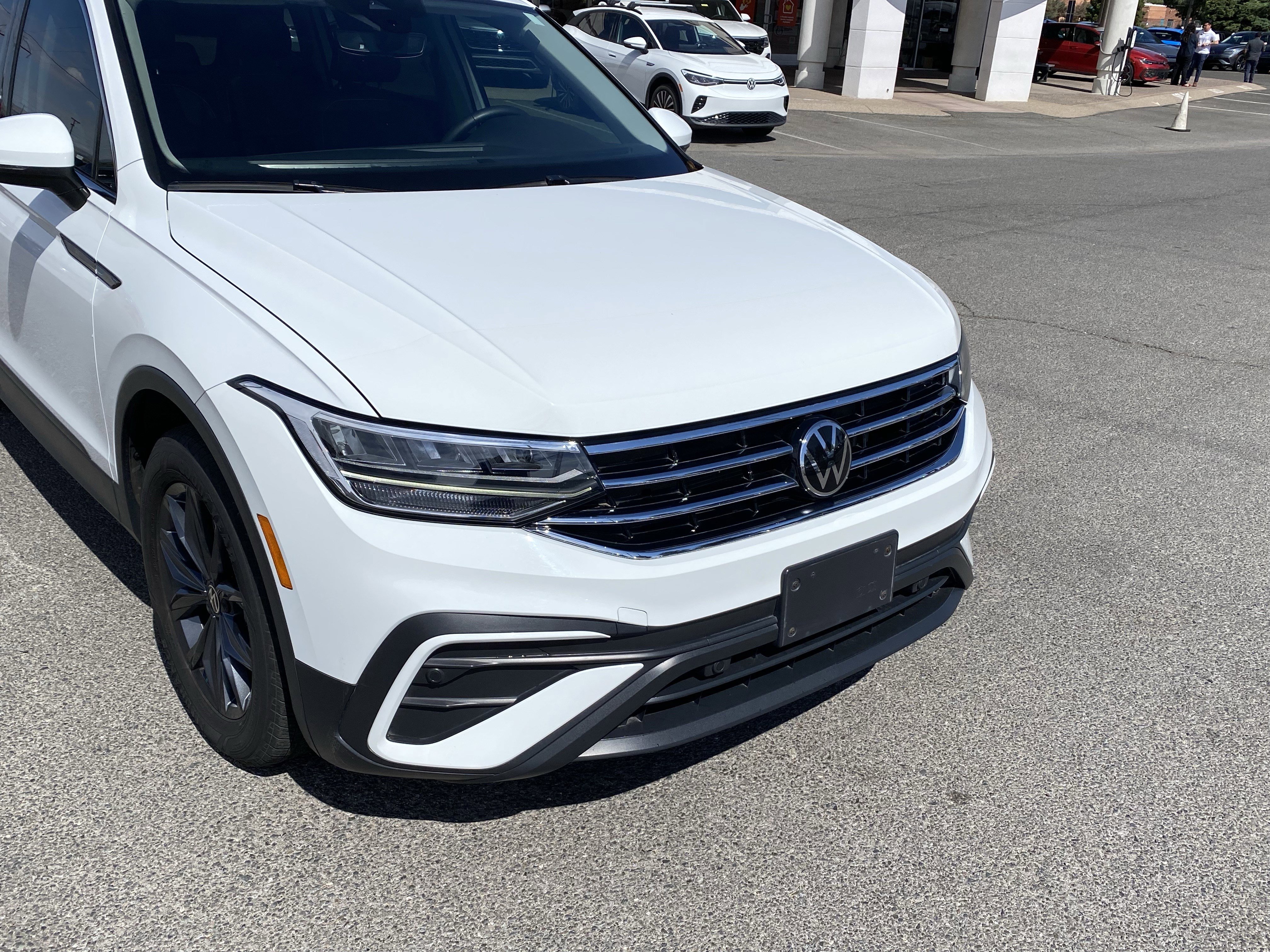 Used 2022 Volkswagen Tiguan SE w/ Panoramic Sunroof Package FWD image 16