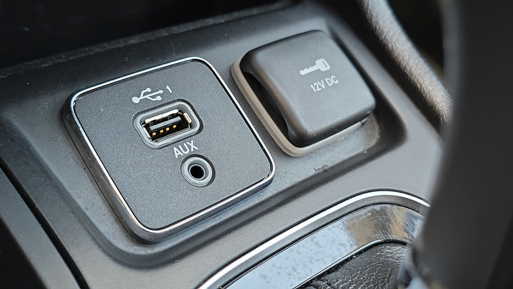 Used 2019 Jeep Cherokee Limited FWD image 28