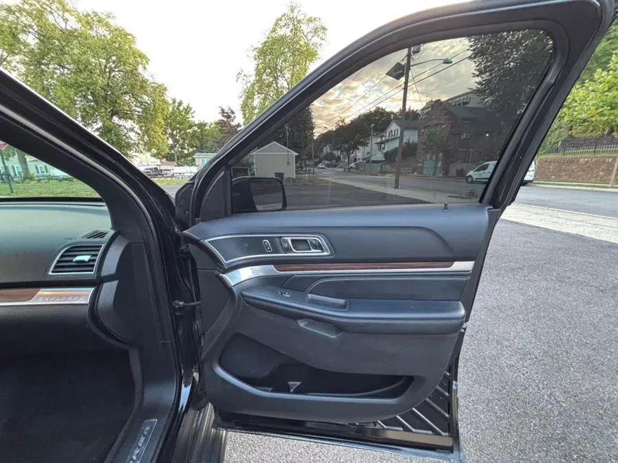 Used 2017 Ford Explorer Limited image 24