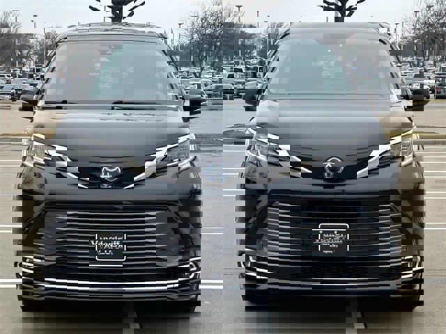 Used 2024 Toyota Sienna Limited image 9