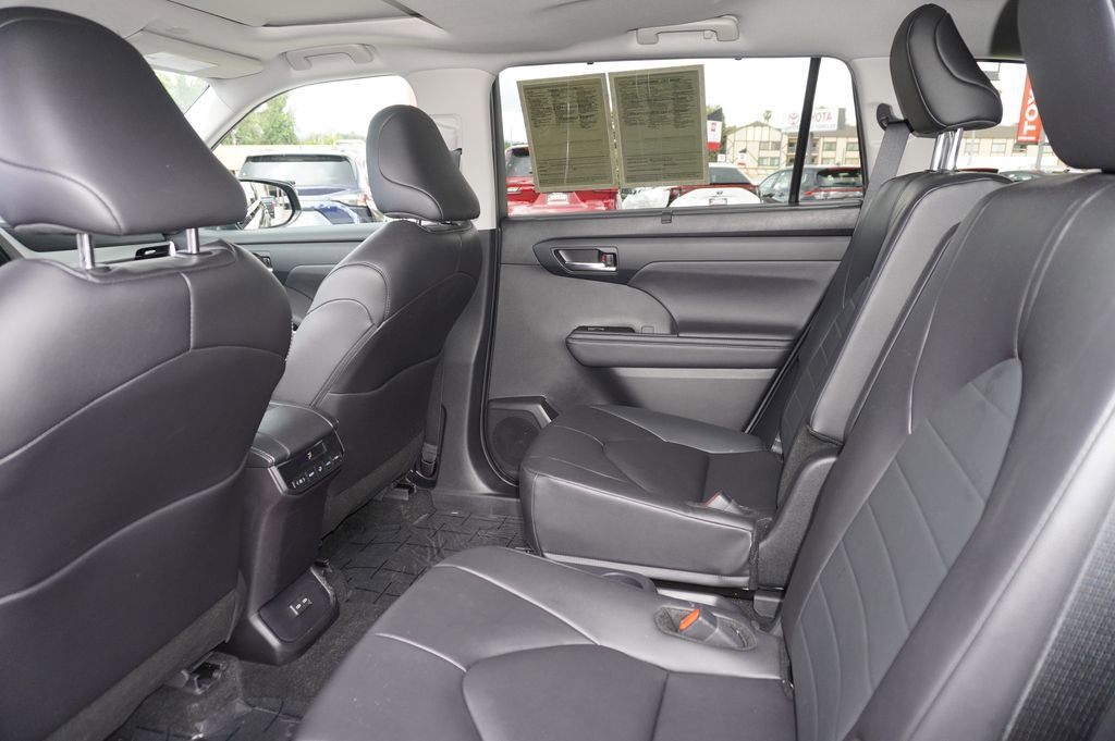 Certified 2024 Toyota Highlander XLE AWD/4WD image 12
