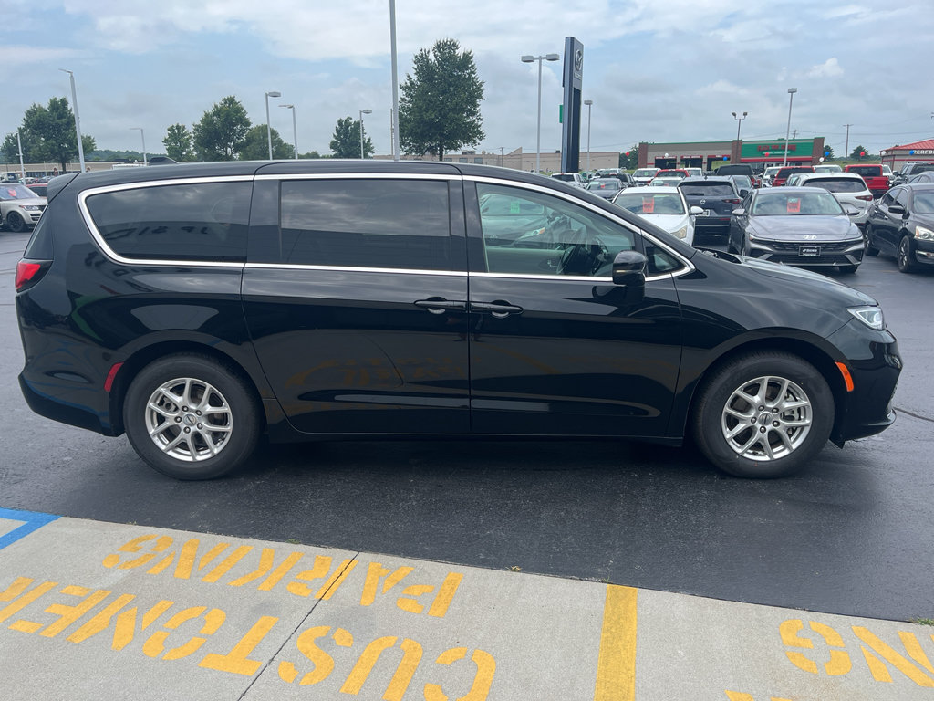Used 2024 Chrysler Pacifica Touring-L FWD image 6
