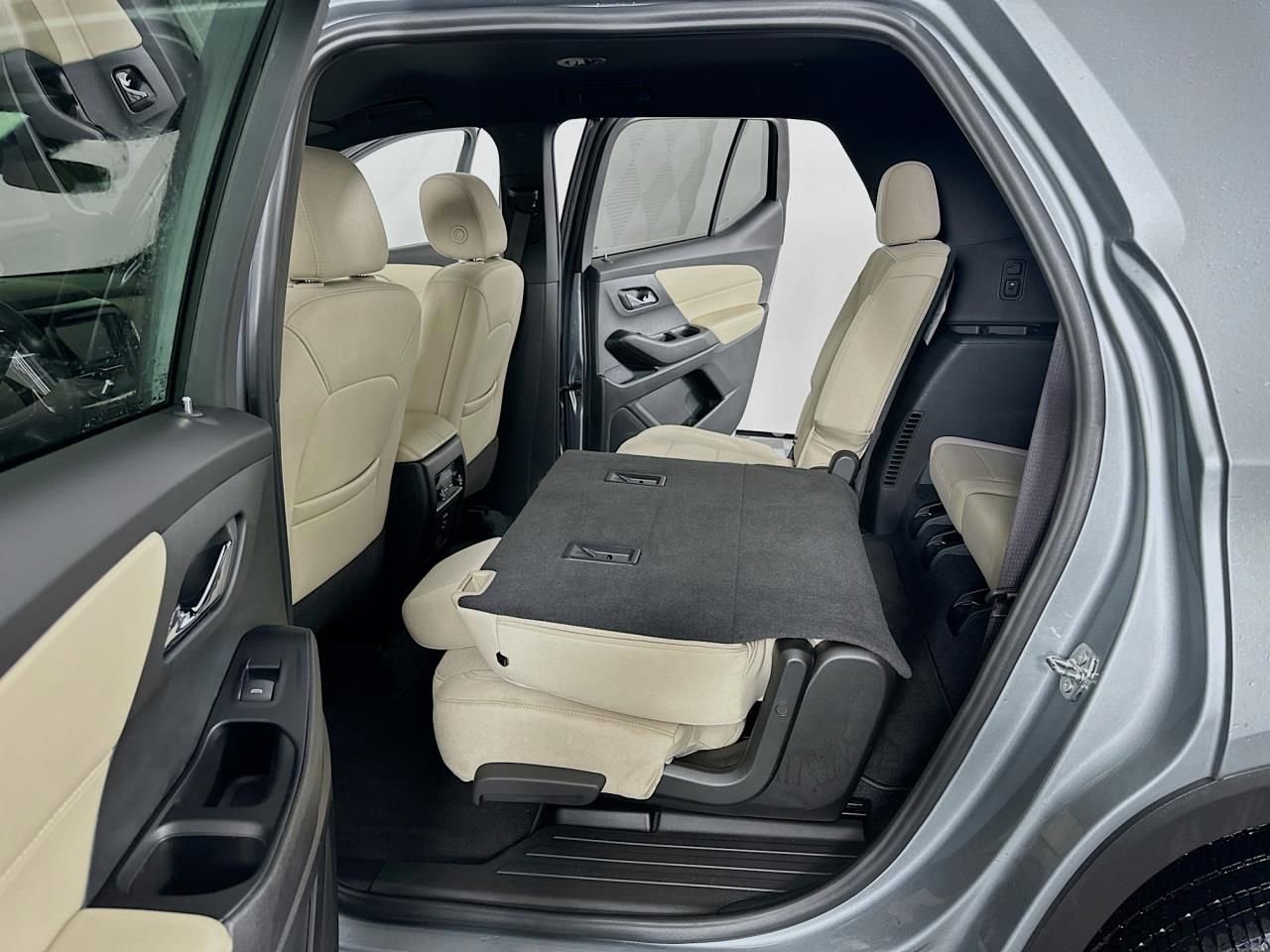 Used 2023 Chevrolet Traverse LS image 31