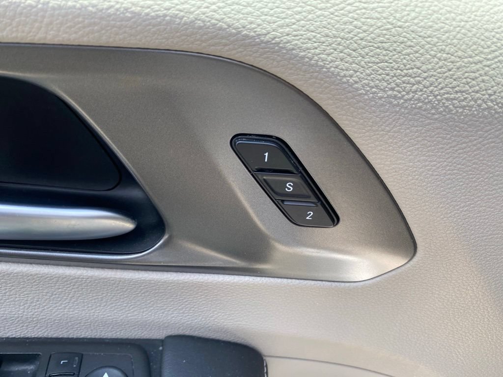 Used 2024 Chrysler Pacifica Touring-L FWD image 13