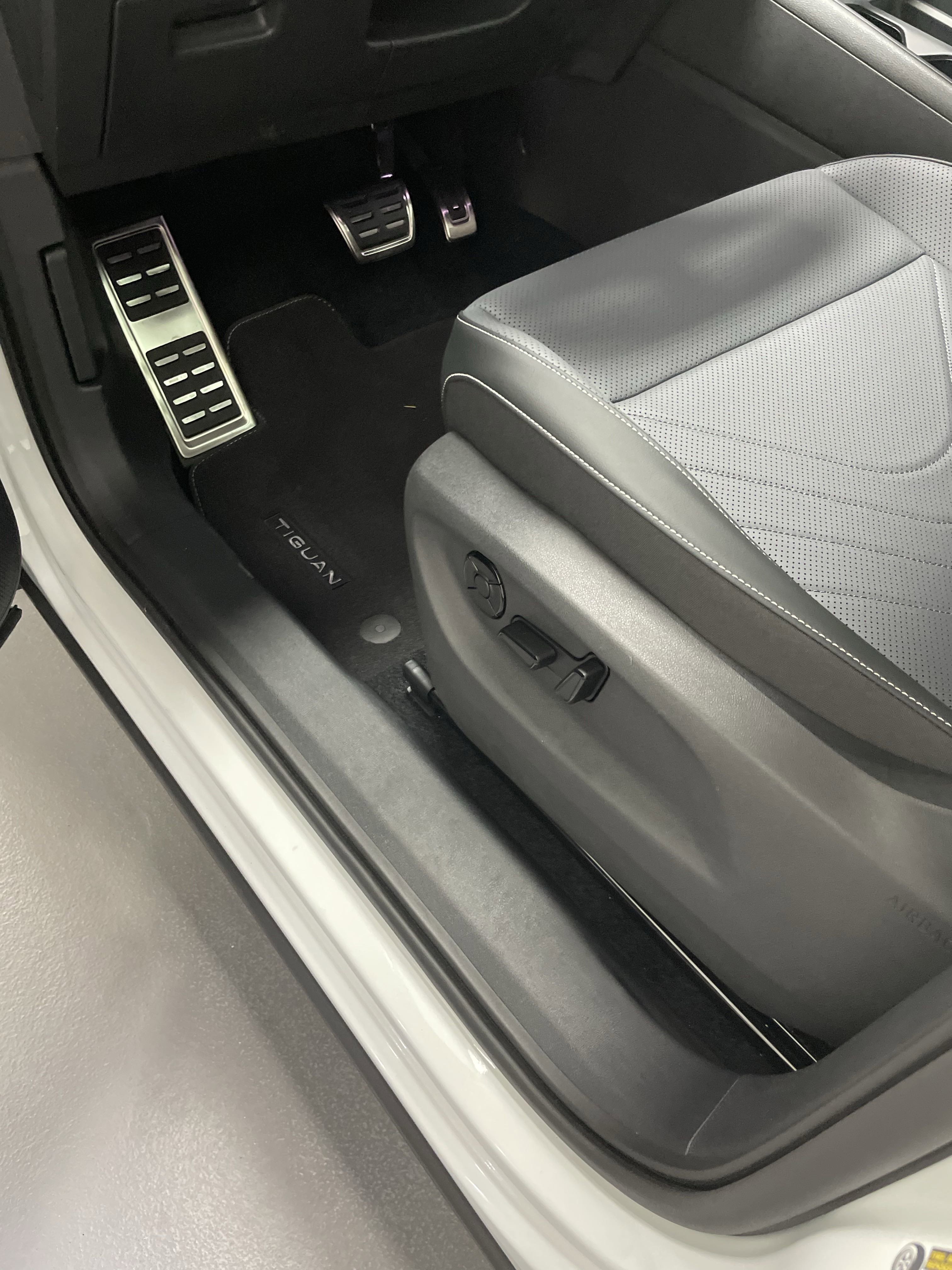 New 2025 Volkswagen Tiguan SE R-Line image 6