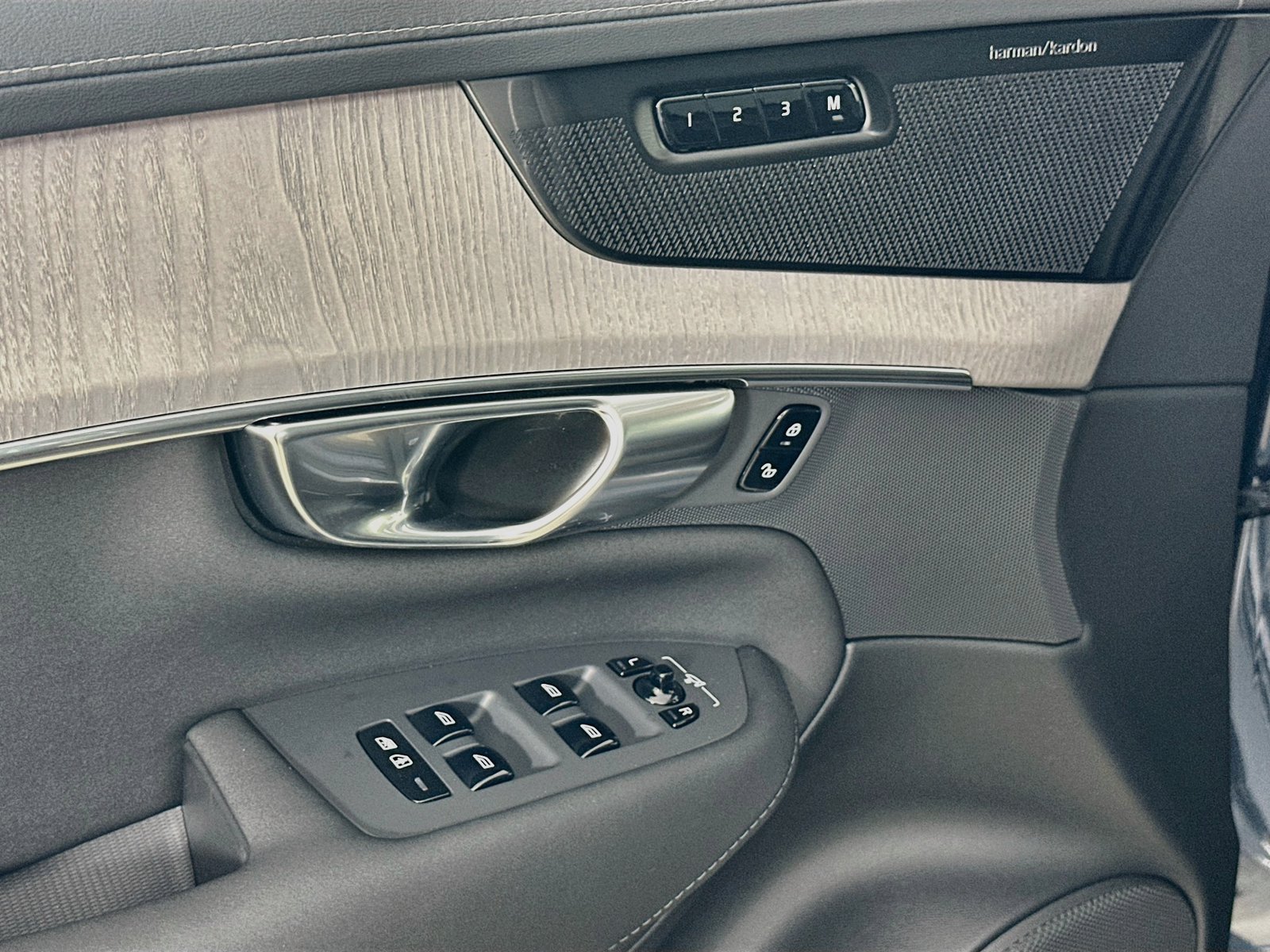 New 2027 Volvo XC90 B6 Ultra AWD/4WD image 17