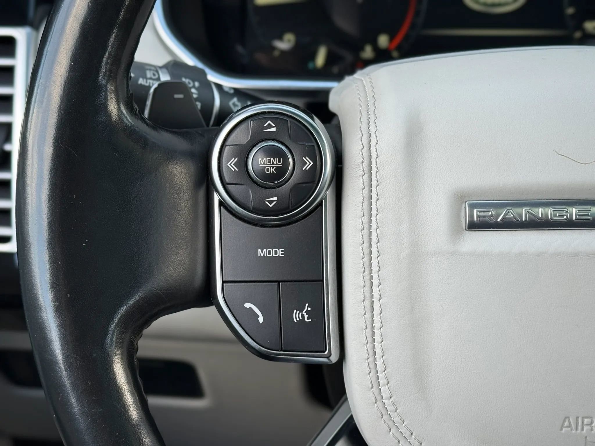 Used 2016 Land Rover Range Rover HSE image 17