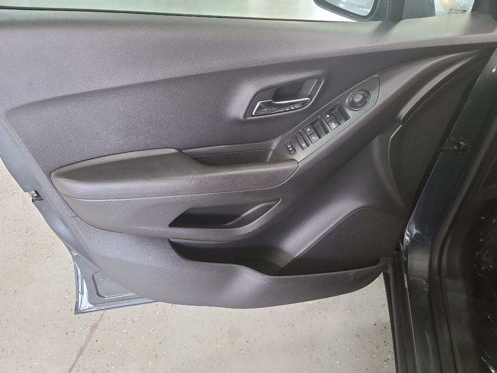 Used 2018 Chevrolet Trax LT w/ LT Convenience Package AWD/4WD image 9