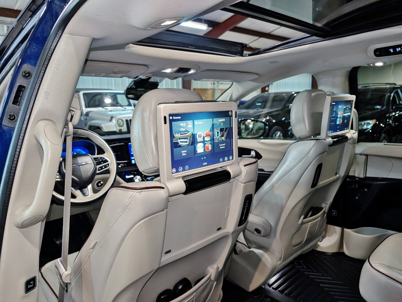 Used 2017 Chrysler Pacifica Limited image 23