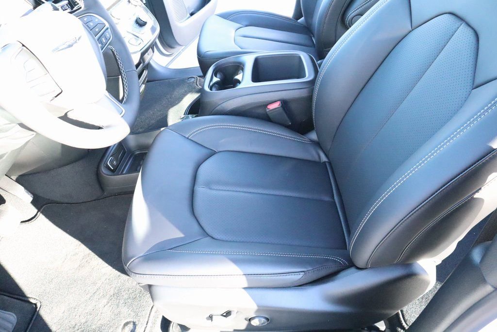 New 2026 Chrysler Voyager LX image 10