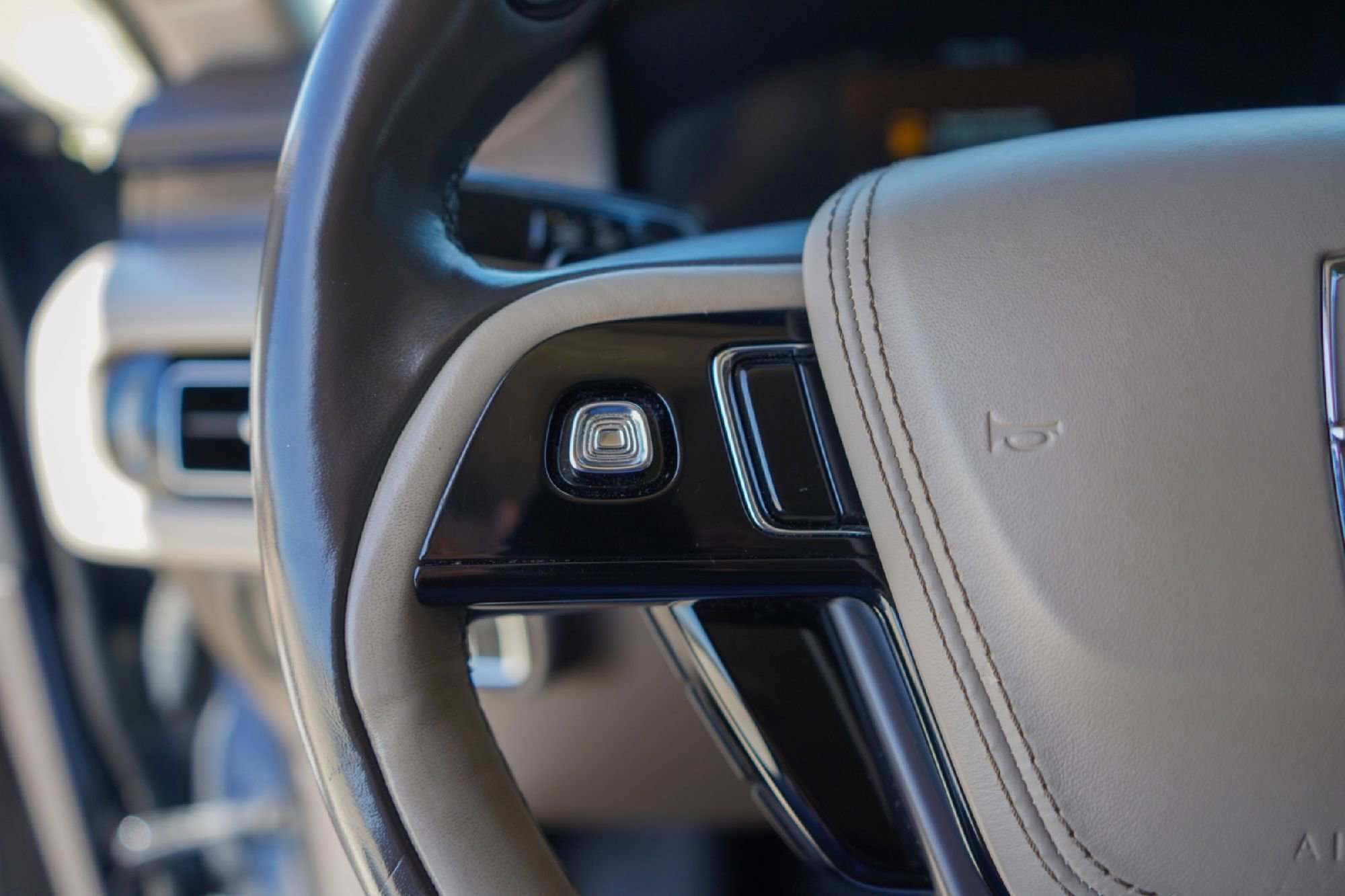 Used 2020 Lincoln Aviator Reserve w/ Equipment Group 202A image 13