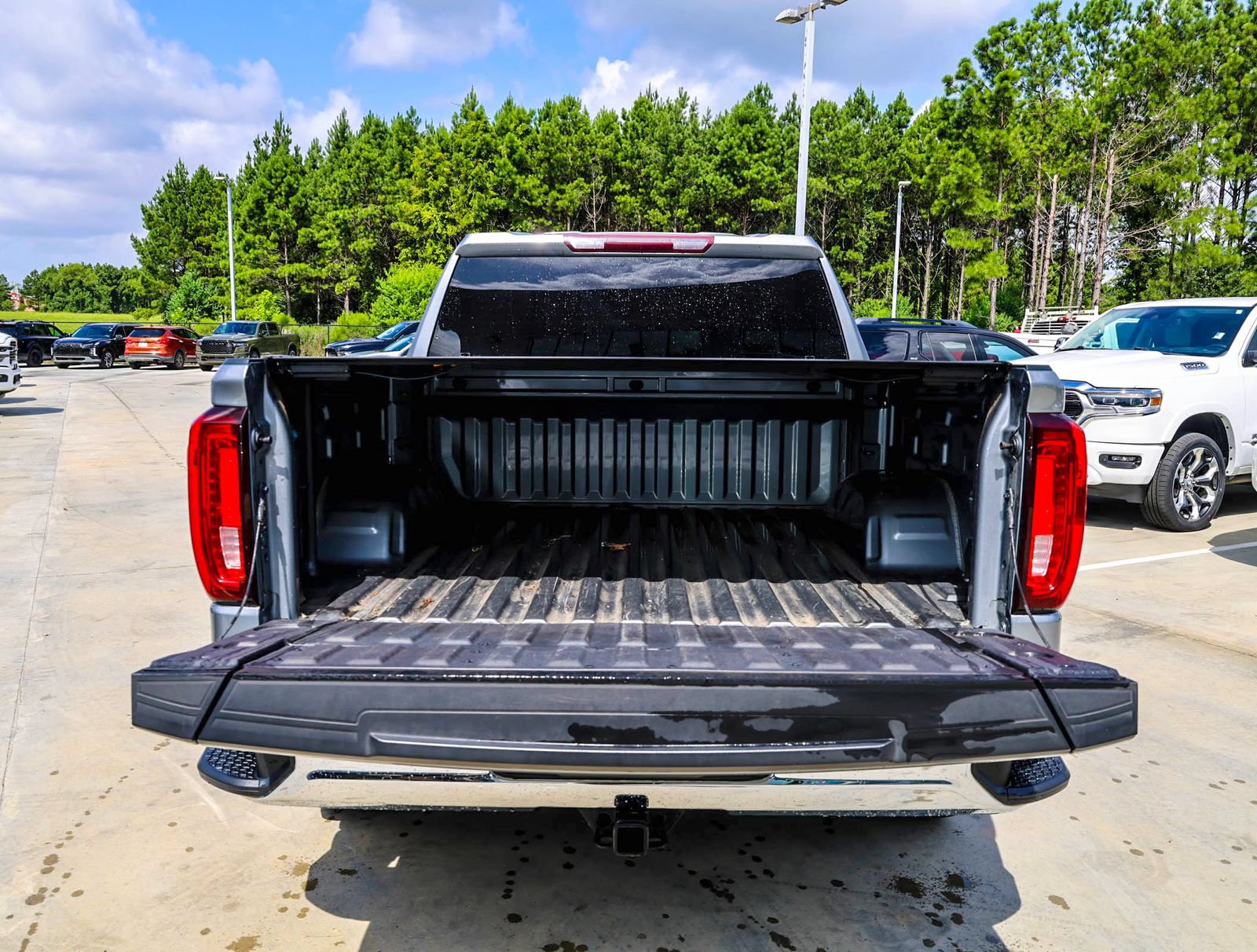 Used 2023 GMC Sierra 1500 SLT w/ SLT Premium Package RWD image 9
