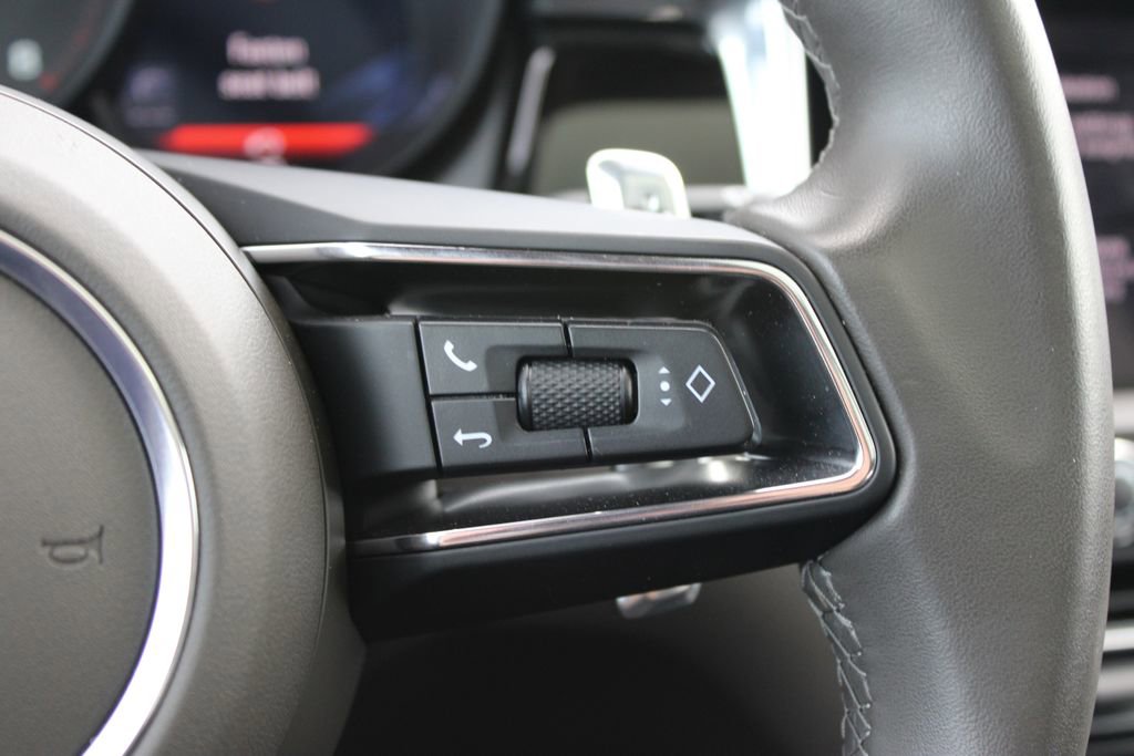 Used 2025 Porsche Macan image 12