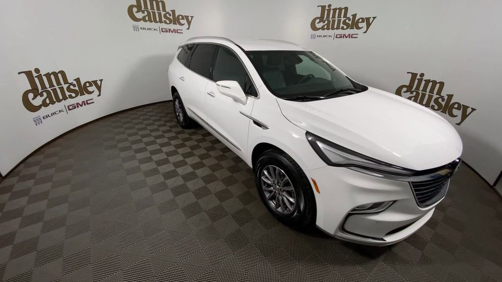 Used 2023 Buick Enclave Essence image 2