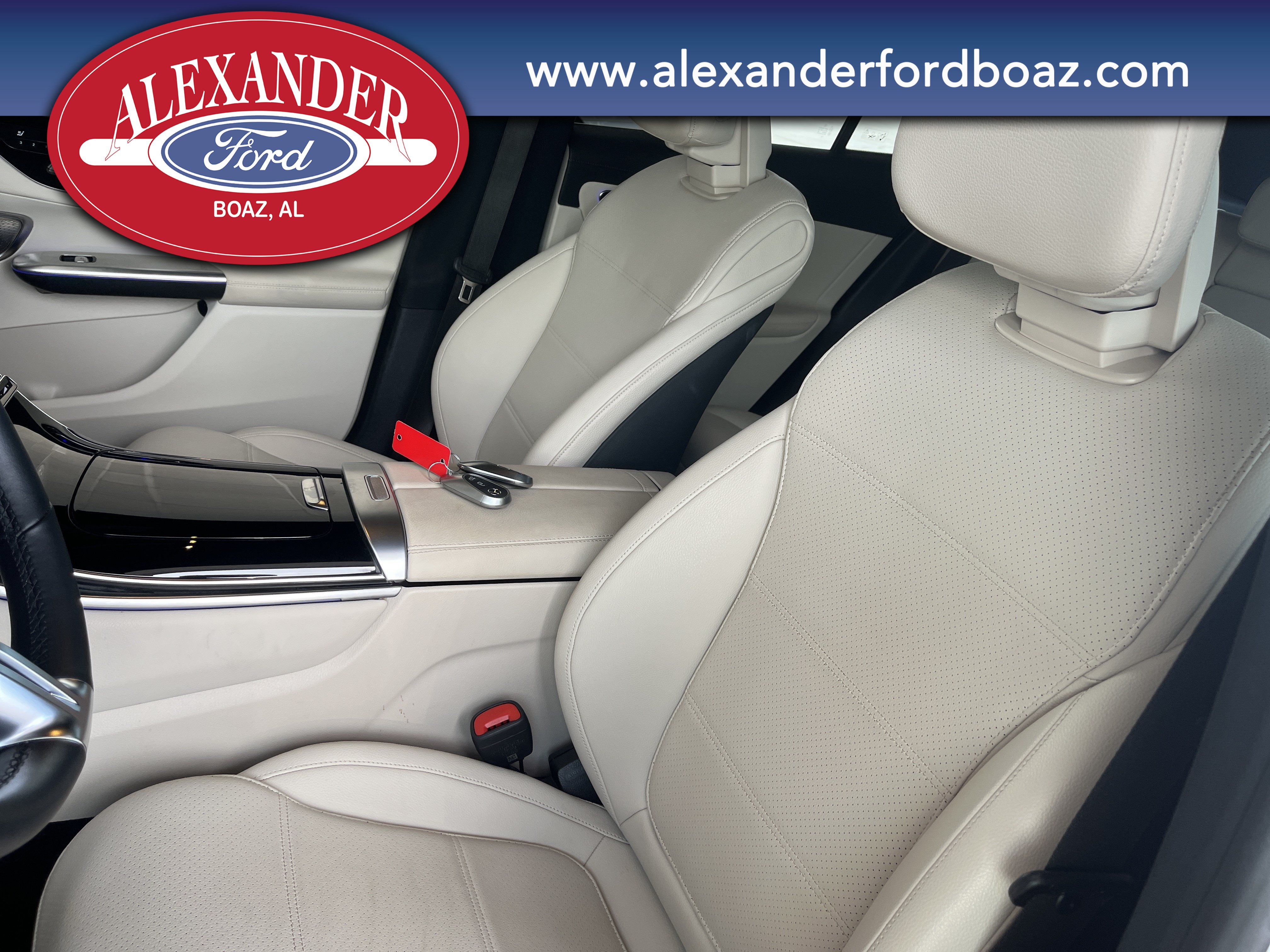 Used 2025 Mercedes-Benz GLC 300 4MATIC image 11