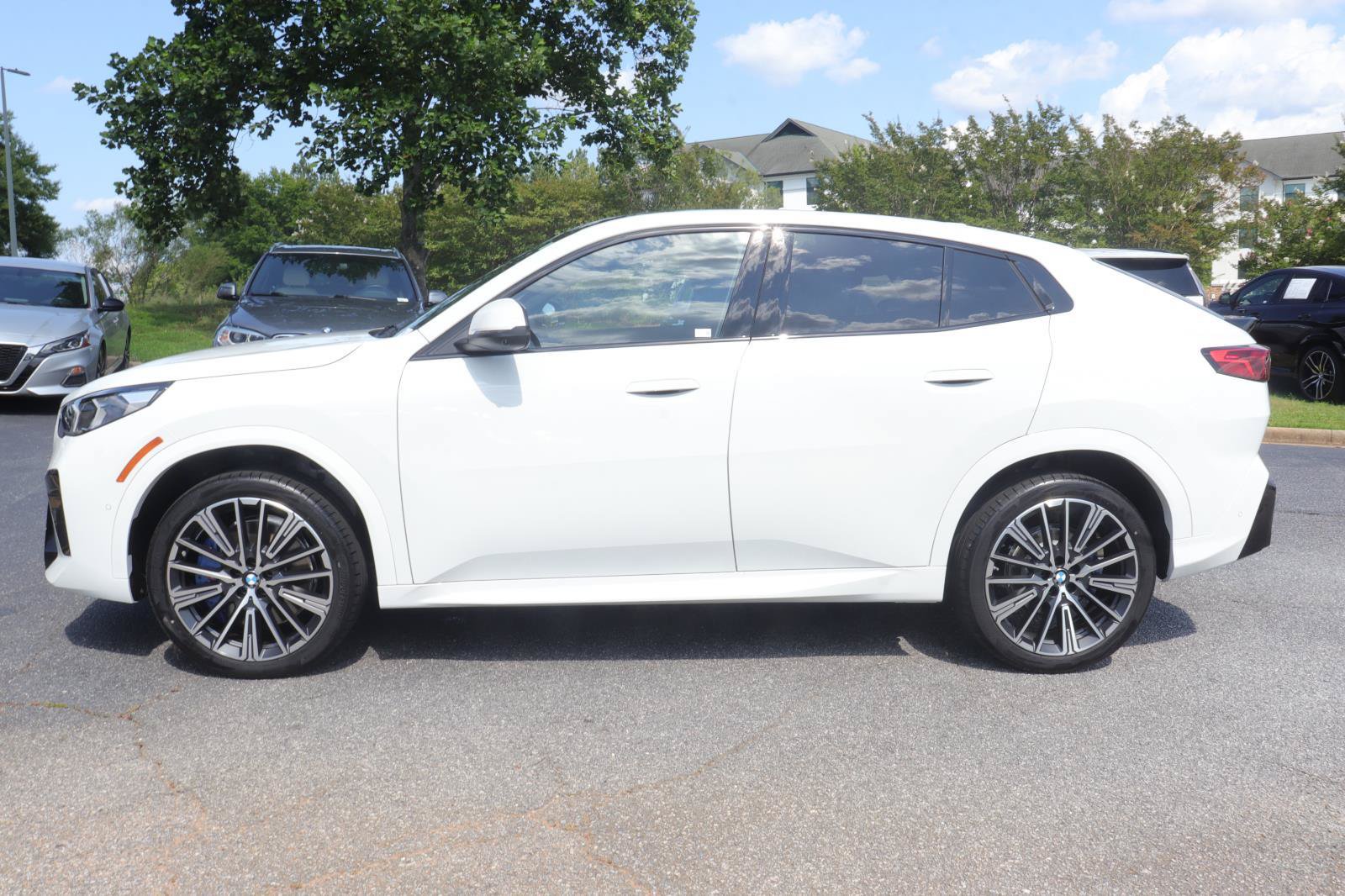 New 2026 BMW X2 xDrive28i w/ Technology Package AWD/4WD image 3