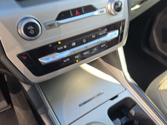 Used 2022 Ford Explorer XLT image 25