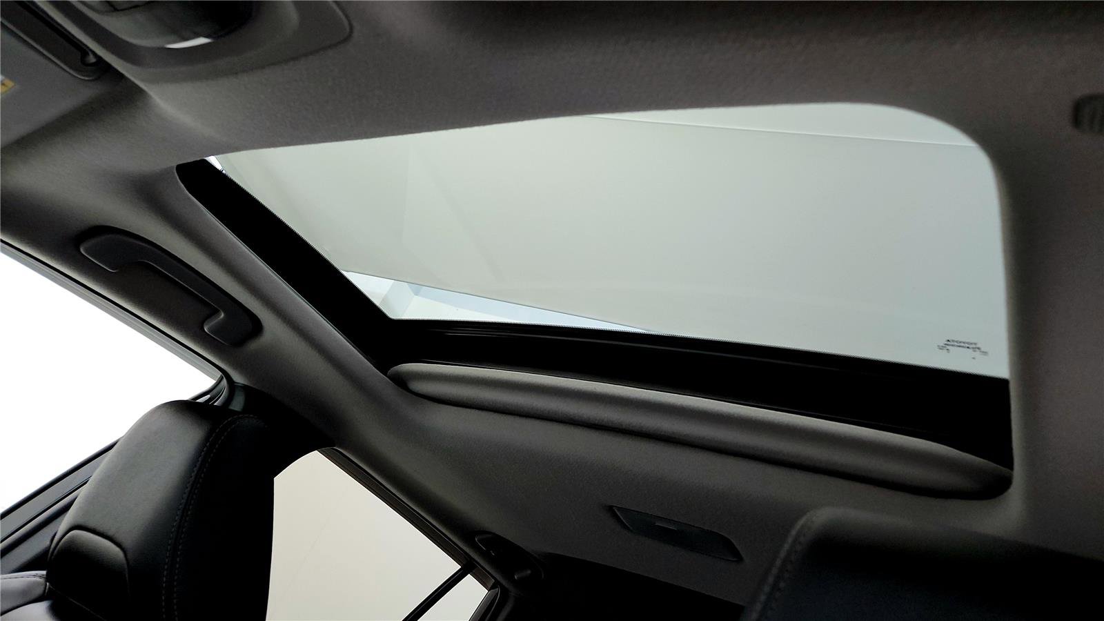 Used 2022 Toyota Corolla Cross XLE image 26