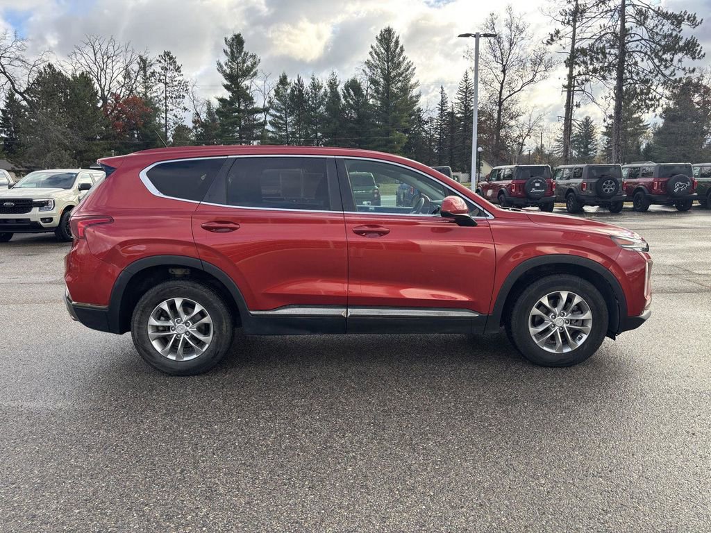 Used 2019 Hyundai Santa Fe SE image 2
