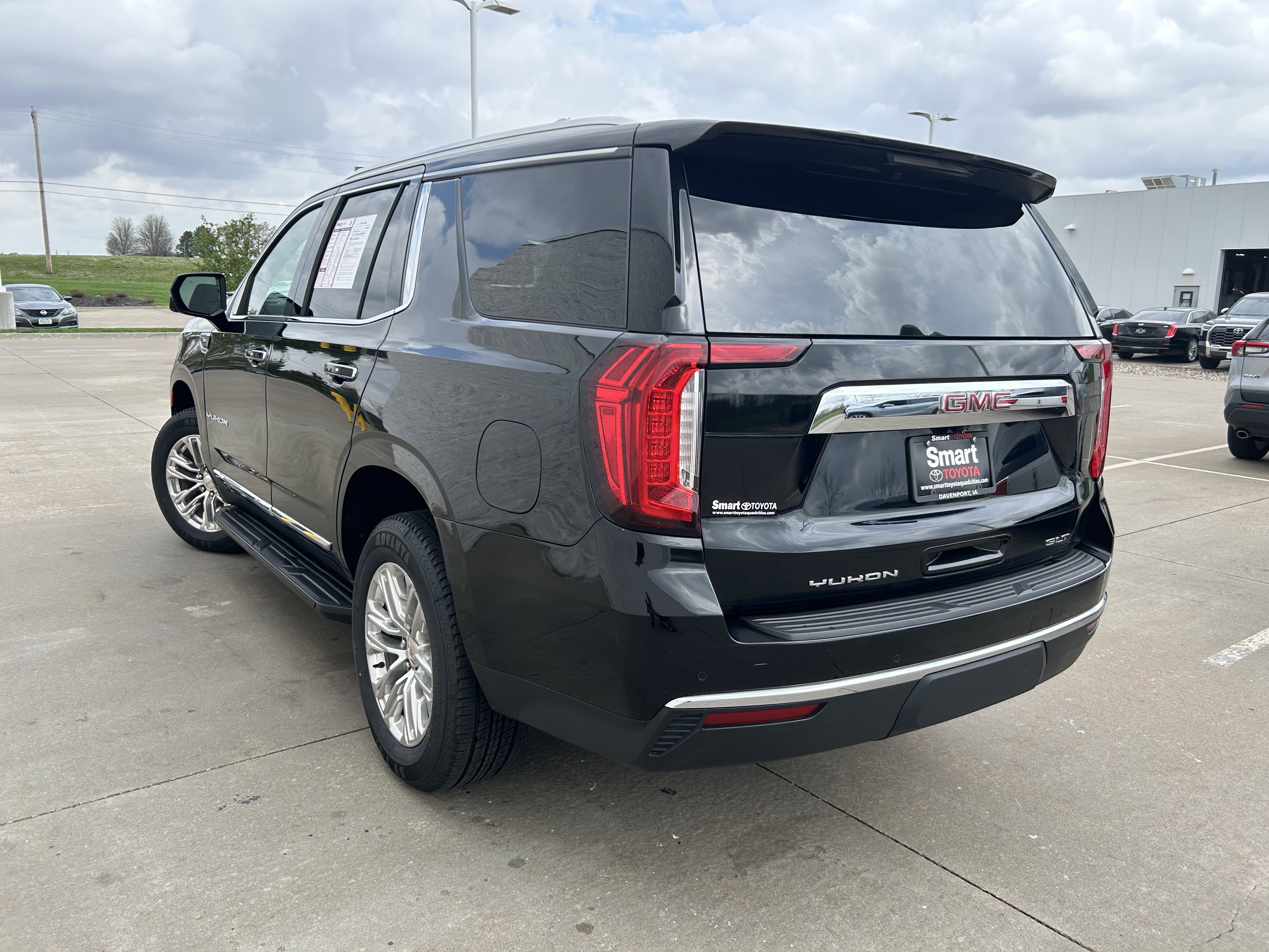 Used 2021 GMC Yukon SLT w/ SLT Premium Package AWD/4WD image 4