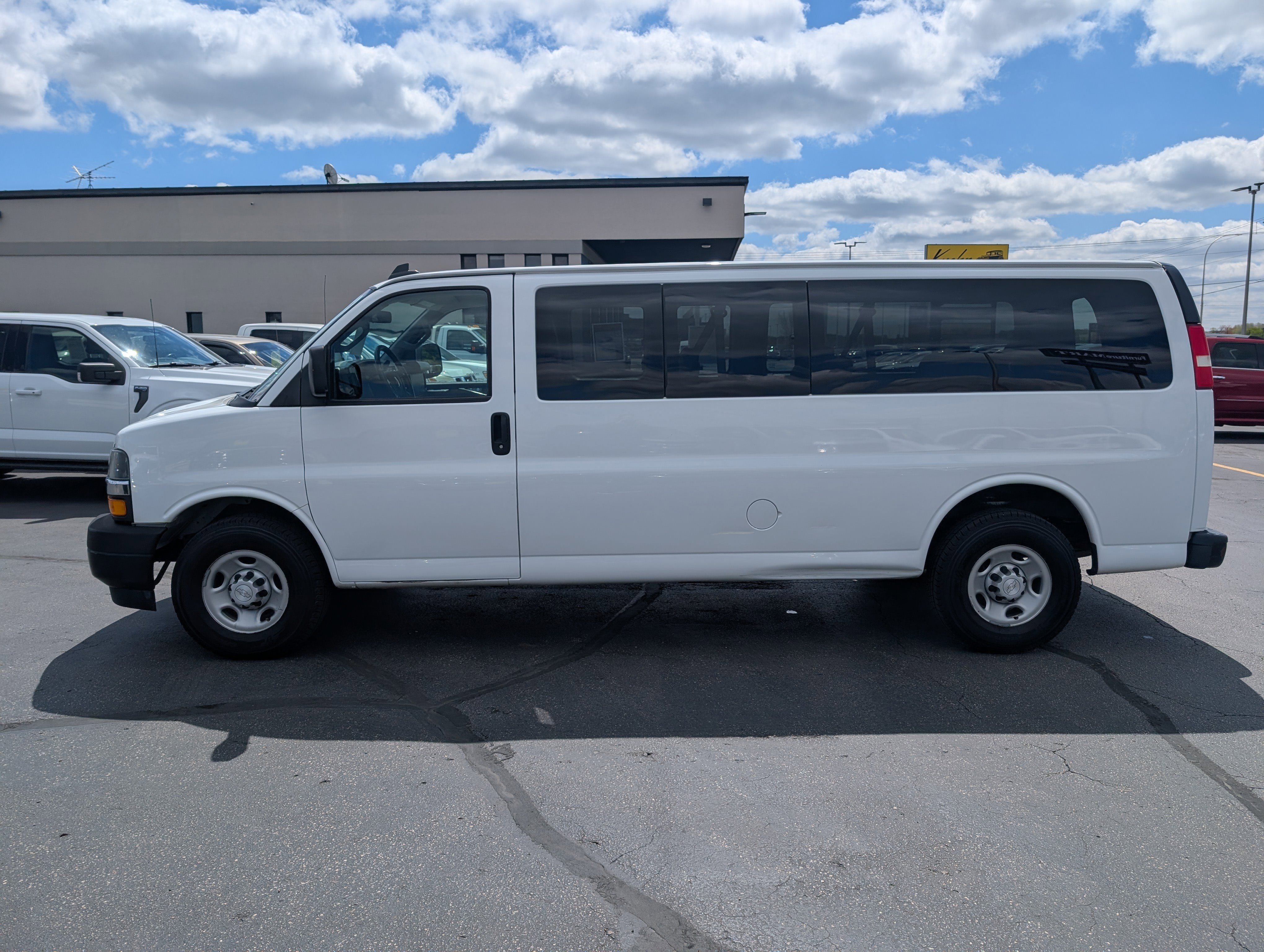 Used 2018 Chevrolet Express 3500 LS RWD image 3