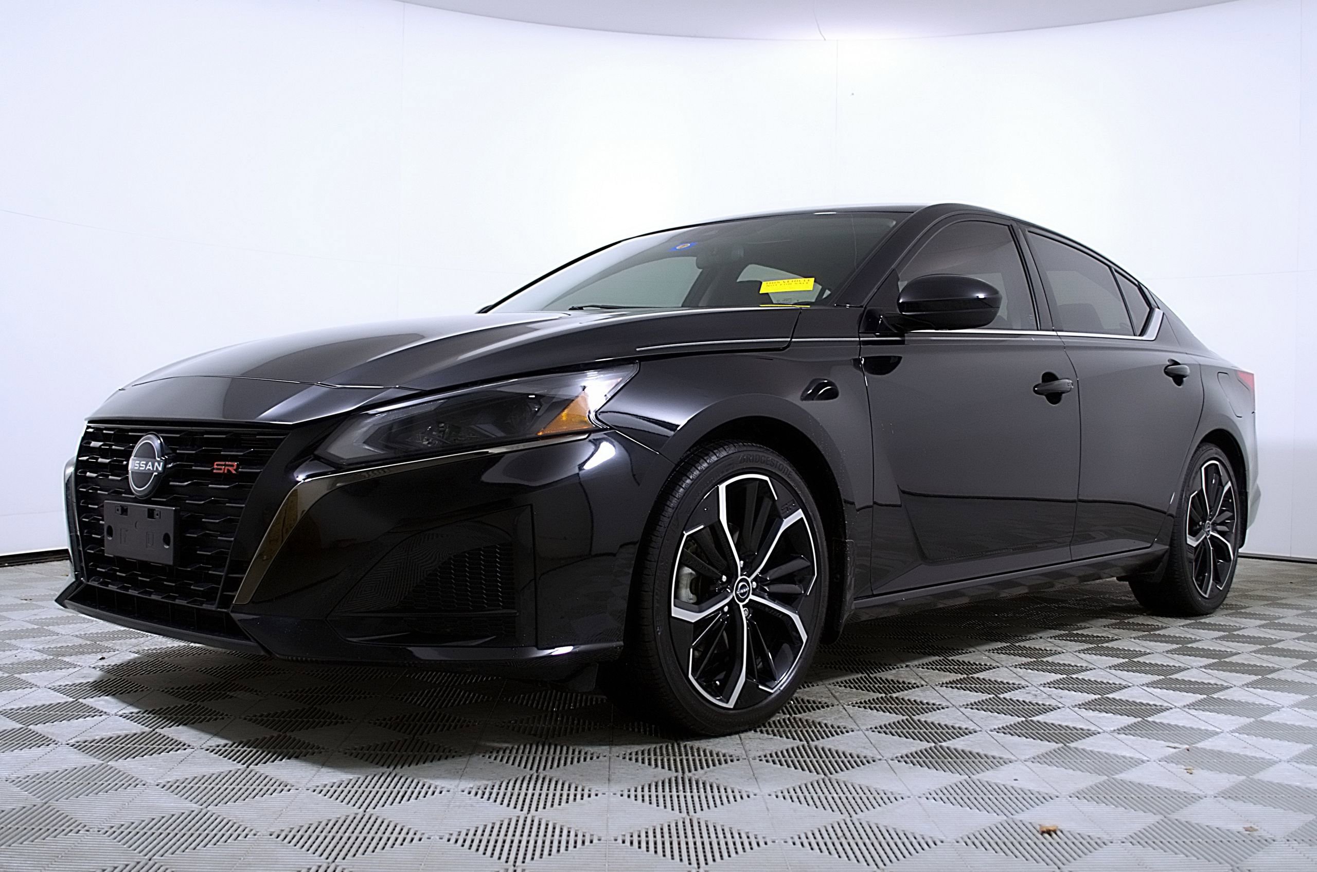 Used 2023 Nissan Altima 2.5 SR image 2