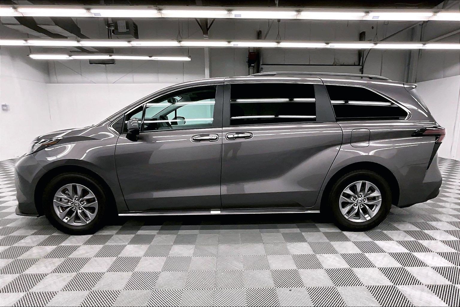 Used 2023 Toyota Sienna XLE FWD image 14