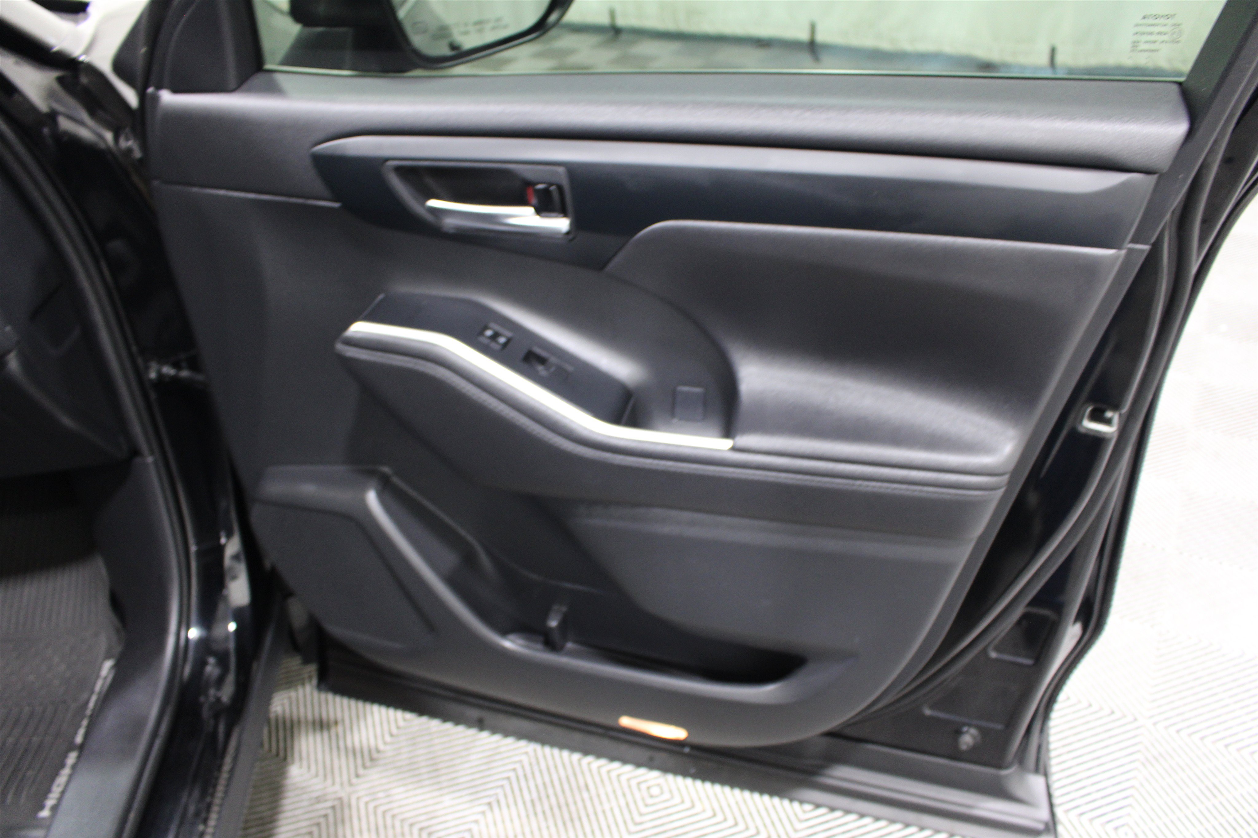 Used 2020 Toyota Highlander XLE AWD/4WD image 27