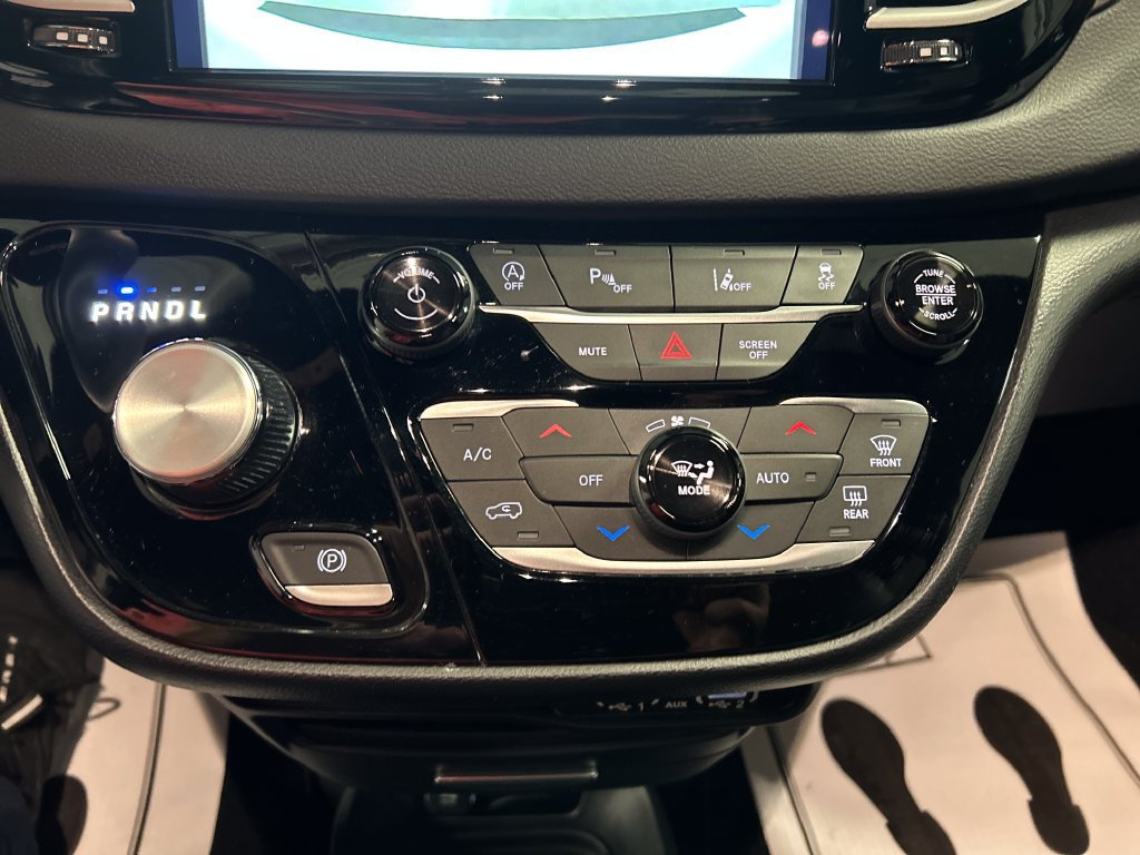 Used 2025 Chrysler Pacifica Select FWD image 19