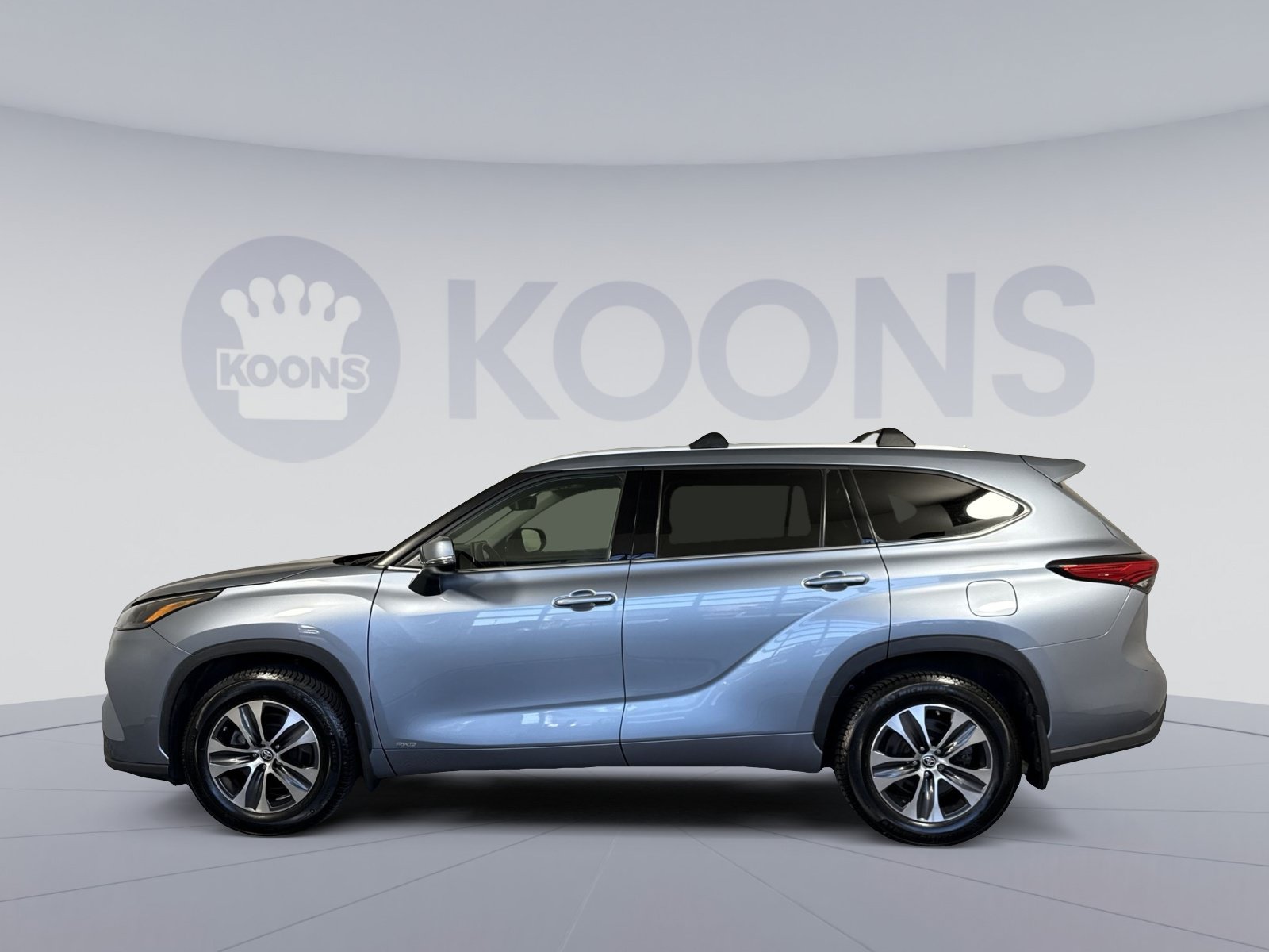 Used 2022 Toyota Highlander XLE AWD/4WD image 2