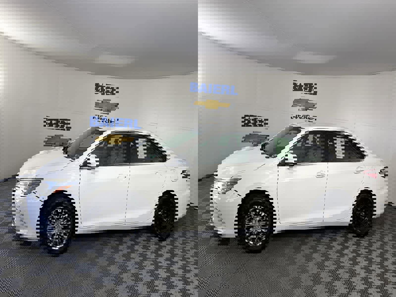 Used 2016 Toyota Camry LE image 2