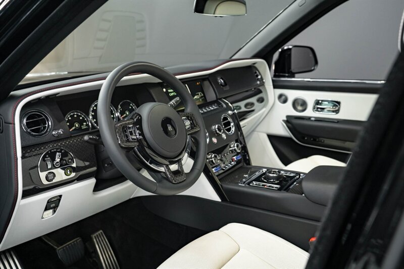 Used 2023 Rolls-Royce Cullinan Black Badge w/ Dark Exterior Package AWD/4WD image 7