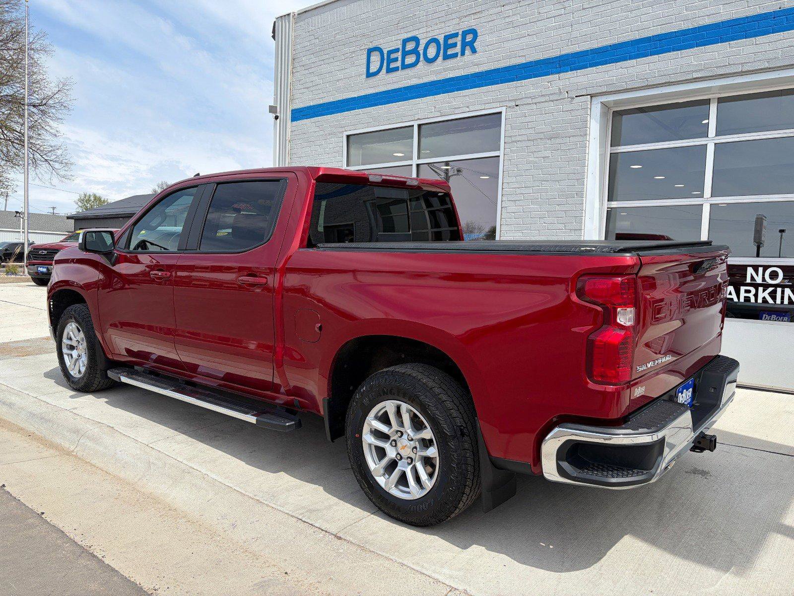Used 2023 Chevrolet Silverado 1500 LT AWD/4WD image 3