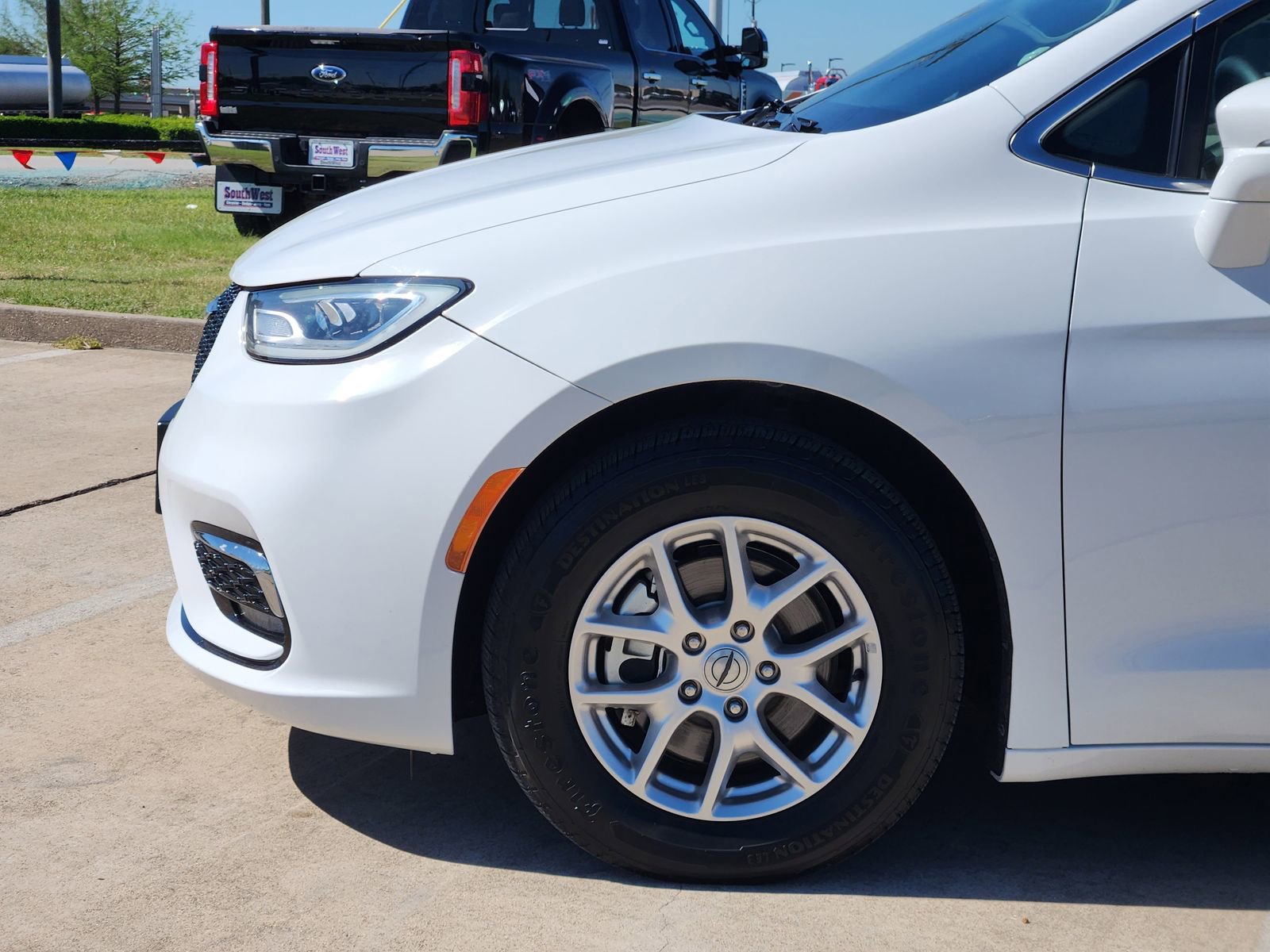 Used 2022 Chrysler Pacifica Touring-L image 10