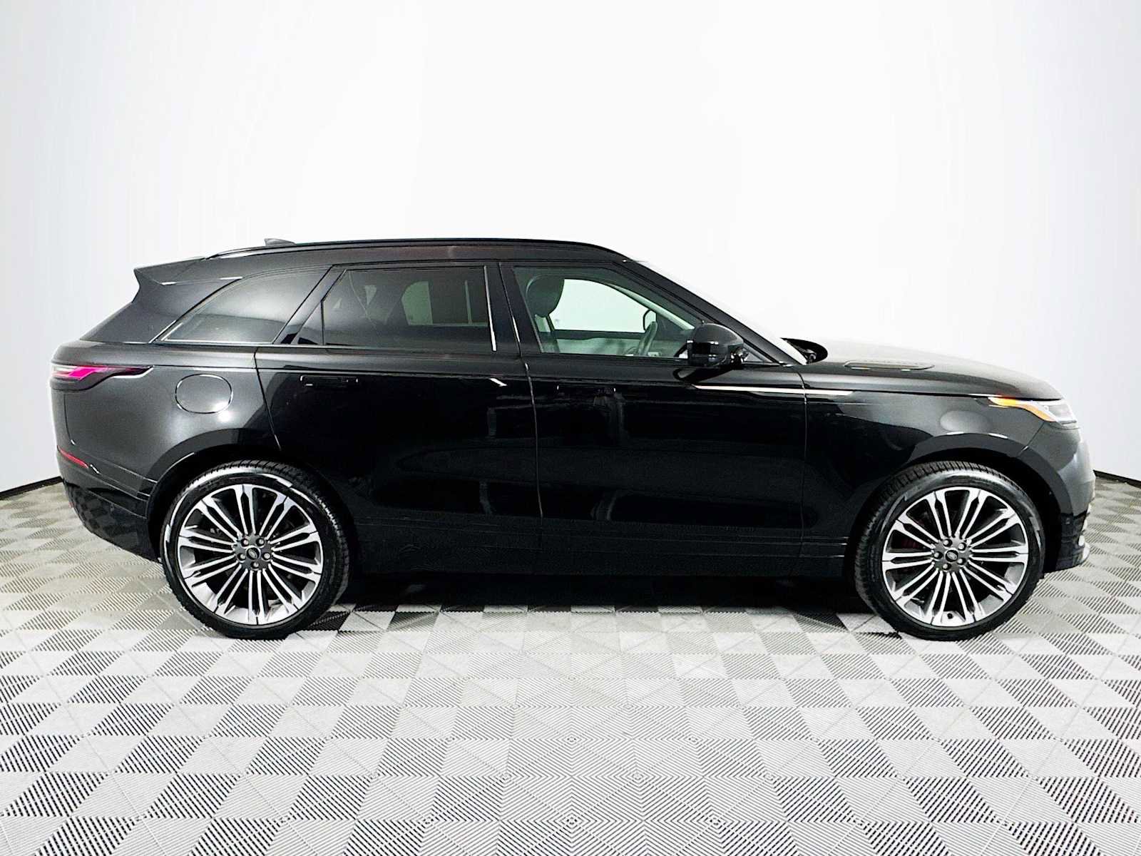 Used 2025 Land Rover Range Rover Velar Dynamic SE image 4