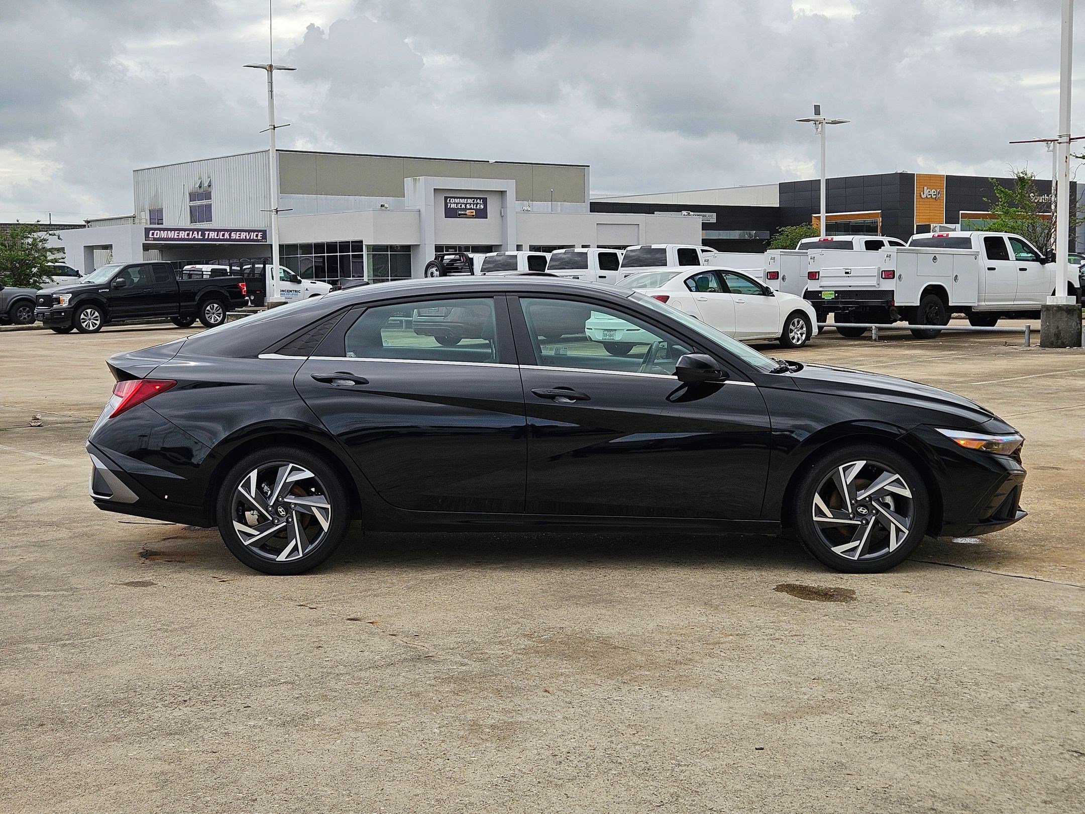 Used 2025 Hyundai Elantra SEL FWD image 2