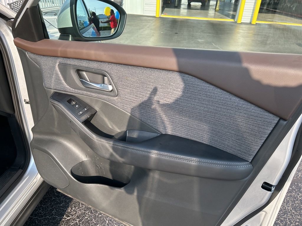 Used 2021 Nissan Rogue SV FWD image 17